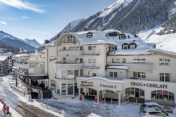 Außenansicht vom Hotel Christine in Ischgl im Winter bei Sonnenschein