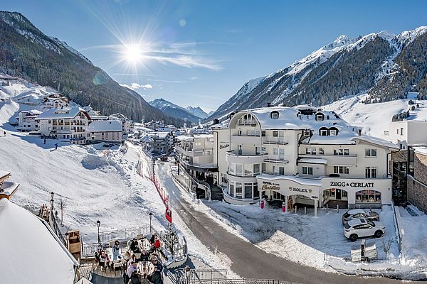 Ortsansicht von Ischgl und dem Hotel Christine im Winter bei Sonnenschein