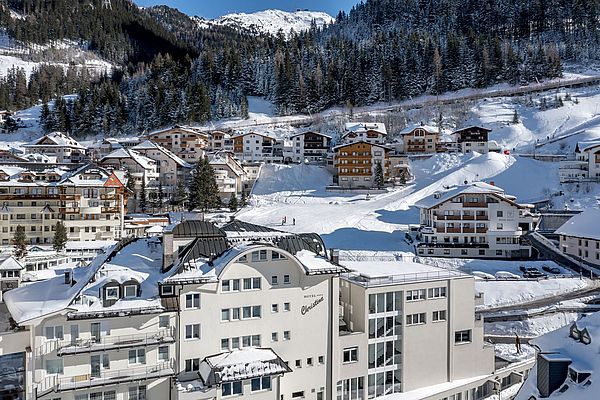 Ortsansicht von Ischgl und dem Hotel Christine im Winter